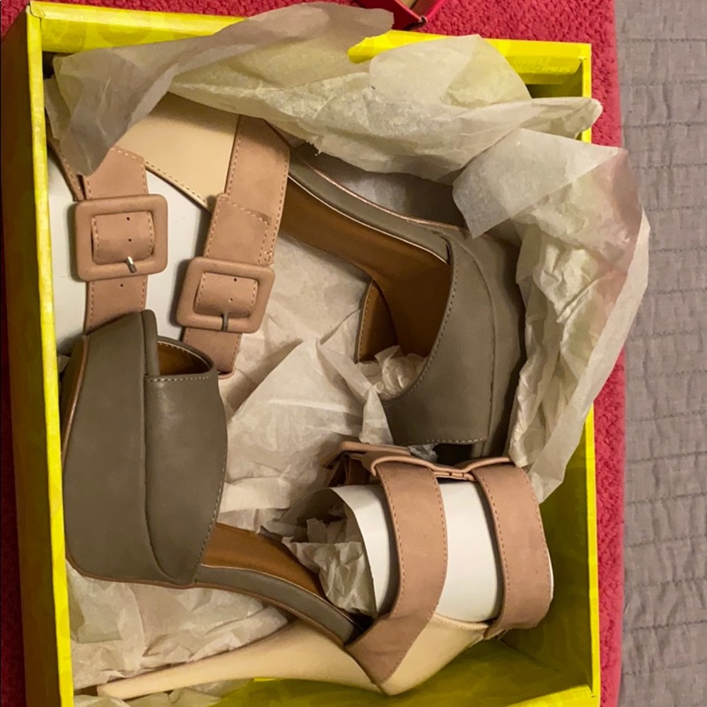 Multi-color Platform Heels - Picture 2 of 4